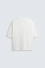 Camiseta de algodón de peso ligero, color verde musgo con efecto lavado, corte boxy fit y cuello redondo.