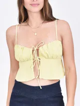 Musculosa color amarillo con breteles finos y escote con lazo.