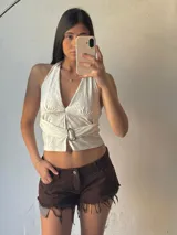 Short marrón de tiro bajo con ruedo desflecado.