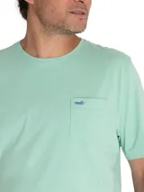 Remera celeste de algodón orgánico, corte regular fit, con cuello redondo y bolsillo en el pecho con logo bordado de la marca.
