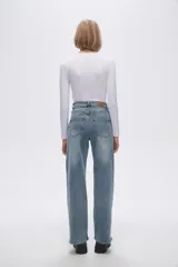 Pantalón de jean celeste de corte recto.