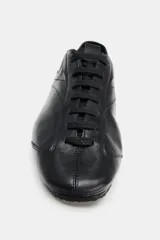 Zapatos tipo blucher de piel negra, con pespuntes decorativos, punta redonda y cierre de cordones. Suela de 1 cm de altura.