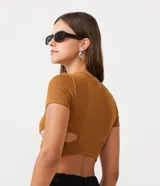 Top corto de manga corta, color marrón caramelo, con textura acanalada y aberturas tipo cutout a los costados de la cintura.