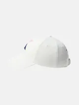 Gorra de seis paneles color blanco, con visera curva y cierre ajustable. Presenta un monograma bordado en el frente compuesto por formas geométricas en verde oscuro, rosa pálido y azul oscuro.