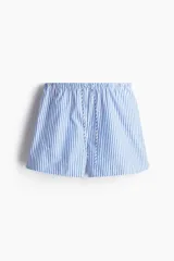 Short de algodón con cintura elástica y cordón ajustable. Diseño a rayas verticales azules y blancas.