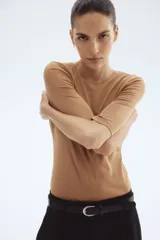 Remera larga de algodón pima color camel, de corte entallado, con cuello redondo y mangas al codo.