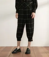 Pantalón aladim con cintura ancha pespuntado, pliegues y barra ajustada con botones.