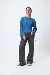Pantalón de jean gris oscuro, de corte recto y tiro bajo.