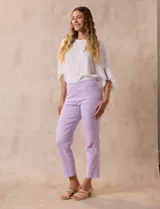 Pantalón recto verde esmeralda de gabardina elastizada, marca Zac & Rachel. Tiene pretina ancha con faja interna modeladora, bolsillos simulados en la parte delantera y bolsillos ojal en la parte trasera.