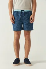 Short de baño estampado con cintura elástica ajustable con cordón, dos bolsillos laterales y uno trasero. Confeccionado en tela ligera de secado rápido y logo bordado.