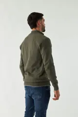 Campera tejida azul marino con cuello alto, cierre frontal y puños acanalados con detalle de línea roja.