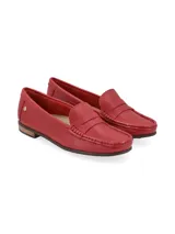 Mocasín Galgo de mujer, confeccionado en cuero color dorado. Diseño clásico y elegante con remache metálico con el logo de la marca.
