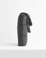 Bolso tote negro acolchado con doble asa de hombro.