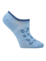 Calcetines invisibles de color celeste con estampado de hojas y borde superior azul marino. Fabricados con bambú y spandex.