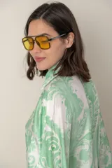 Camisa italiana de satén de seda estampada en blanco y negro, con cuello camisero y mangas murciélago.