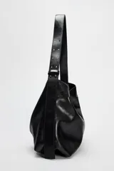 Bolso shopper marrón de efecto acharolado con asa de hombro ajustable, bolsillo interior con cremallera y cierre magnético.