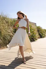 Ruana marrón tejida en lana merino con detalles de lino y flecos.