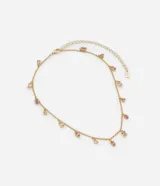 Collar corto dorado con cadena de eslabones y colgantes de piedras facetadas en tonos rosa y naranja.