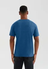 Camiseta básica de manga corta, cuello redondo y calce regular, color rojo jaspeado.