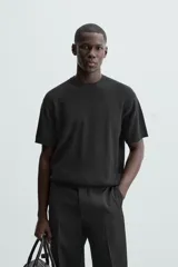 Camiseta negra de corte recto y manga corta, tejida en punto perlado de algodón.