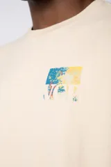 Remera negra de corte oversize con estampado en el pecho que reinterpreta la obra de Claude Monet.