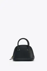 Bolso de mano color negro, con detalles metálicos dorados, bolsillo interior con cierre y correa extraíble para usar como bandolera.