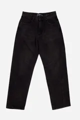 Pantalón de jean negro con corte relaxed, tiro medio y pasa cintos.