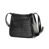 Bandolera negra de símil cuero graneado con diseño tejido. Tiene correa regulable, herrajes plateados y un bolsillo interno con cierre.