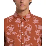 Camisa de hombre manga corta, color ladrillo con estampado floral en rosa. Tiene cuello abotonado, bolsillo en el pecho y corte clásico.
