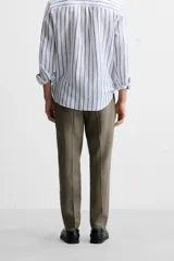 Pantalón de vestir azul marino, de corte recto, confeccionado en lino.