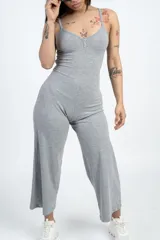 Mono largo gris de punto canalé, con breteles finos, escote en V y botones decorativos.