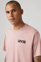 Remera rosa de corte relajado con logo Levi's estampado en el pecho.