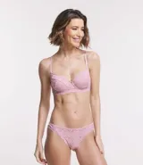 Bombacha bikini hilo color rosa con encaje floral y moña en la cintura.