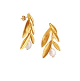 Aros colgantes dorados con forma de hojas de olivo y perlas barrocas.