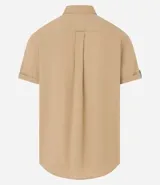 Camisa de hombre de manga corta en lino color blanco, con cuello clásico, botonadura frontal y bolsillo de parche en el pecho. Corte recto.
