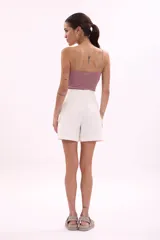 Blusa tejida color lila con cuello halter y detalle de strass en los tirantes.