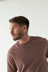 Remera negra de algodón con logo de la marca en el pecho.