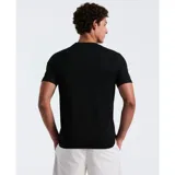Camiseta negra de cuello redondo para hombre, confeccionada en algodón orgánico. Presenta un ajuste entallado y el logo de Original Penguin en el pecho.