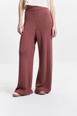 Pantalón de punto color ladrillo con diseño calado, cintura elástica y corte palazzo.