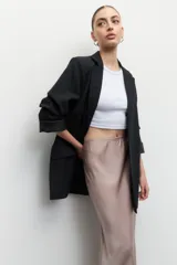 Falda midi color champagne de satén con cintura elástica.