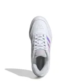 Championes urbanos Adidas Courtblock Bold, color blanco con detalles iridiscentes en las tres tiras laterales.