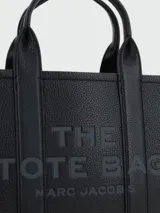 Bolso tote pequeño de cuero color negro, con doble asa corta y correa lateral. Estampado frontal con el nombre de la marca y el tipo de bolso.