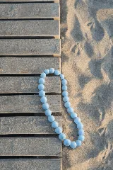 Collar de cuentas esféricas grandes, alternando colores turquesa y naranja quemado.