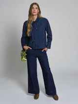 Pantalón de denim azul oscuro de corte ancho y tiro alto.