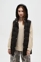 Chaleco puffer negro con capucha ajustable, cierre frontal con botones a presión y bolsillos laterales con cierre.