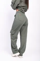 Pantalón cargo color beige, de corte recto y tiro alto. Presenta bolsillos laterales tipo cargo con solapa y bolsillos delanteros y traseros.