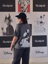 Remera gris con estampado de los 101 dálmatas y texto en color rosa.