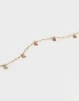 Collar corto dorado con cadena de eslabones y dijes de corazones con strass.