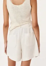 Short de vestir color lila, de corte recto, con bolsillos laterales y cierre frontal con botón y cremallera.