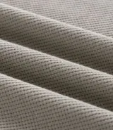 Remera masculina negra de manga corta, cuello redondo y corte relaxed, confeccionada en algodón y poliéster con textura de mini waffle.